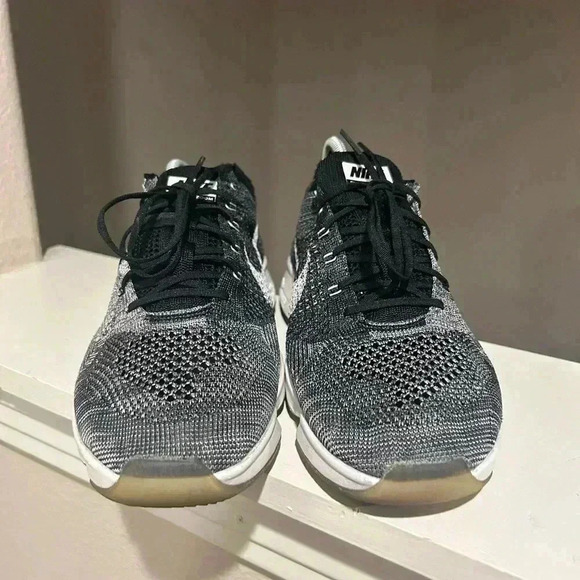 Nike Women’s Flyknit Black white 698616-0015 Size 11 Running Training sneakers - Picture 7 of 9